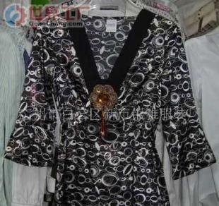 批發(fā)女式燙金仿真絲休閑上衣，優(yōu)雅與舒適兼具